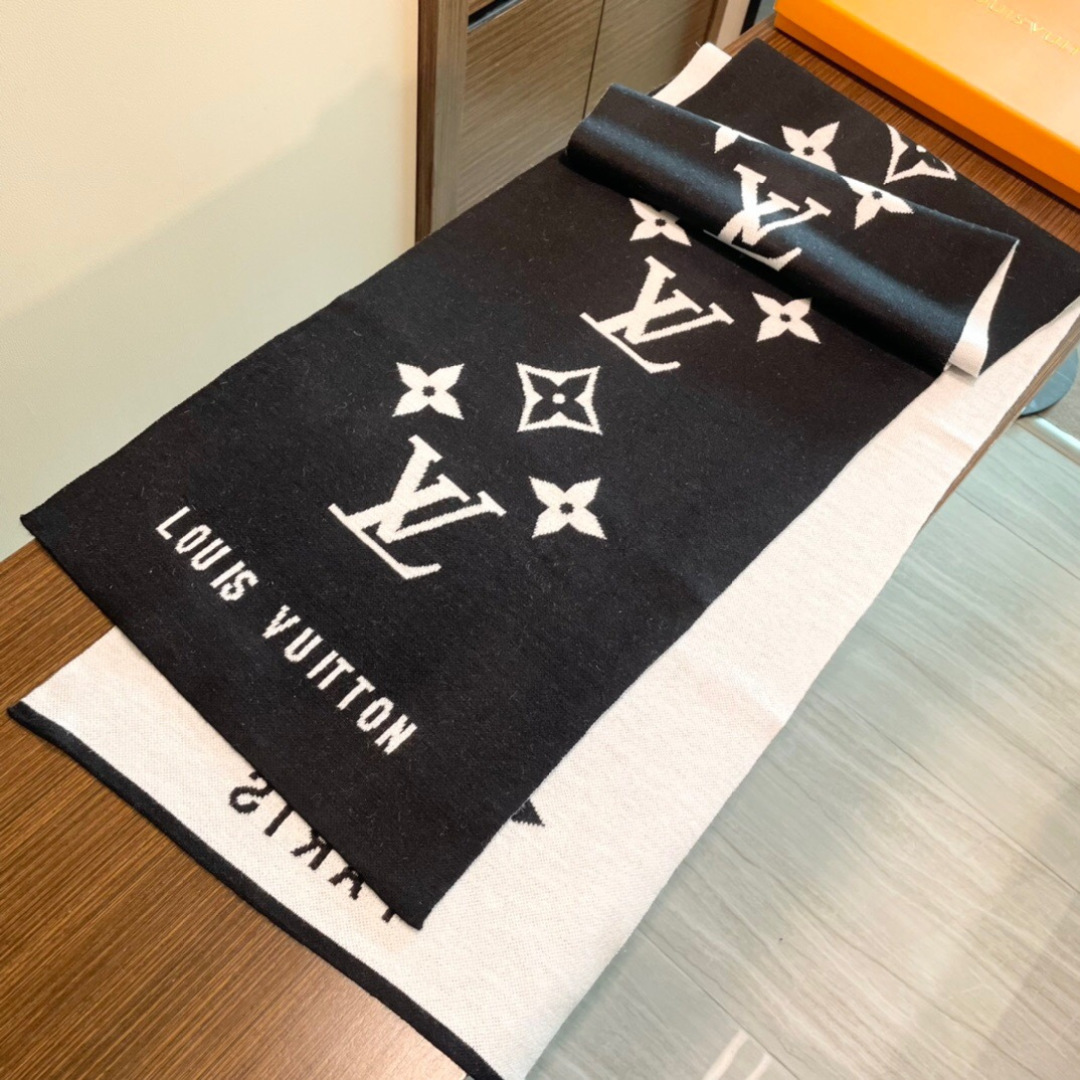 我们的男款围巾且买且珍惜~~男款真的很少，一年也就出几款，都是出口订单所以比较难遇。男人的东西讲究少而精