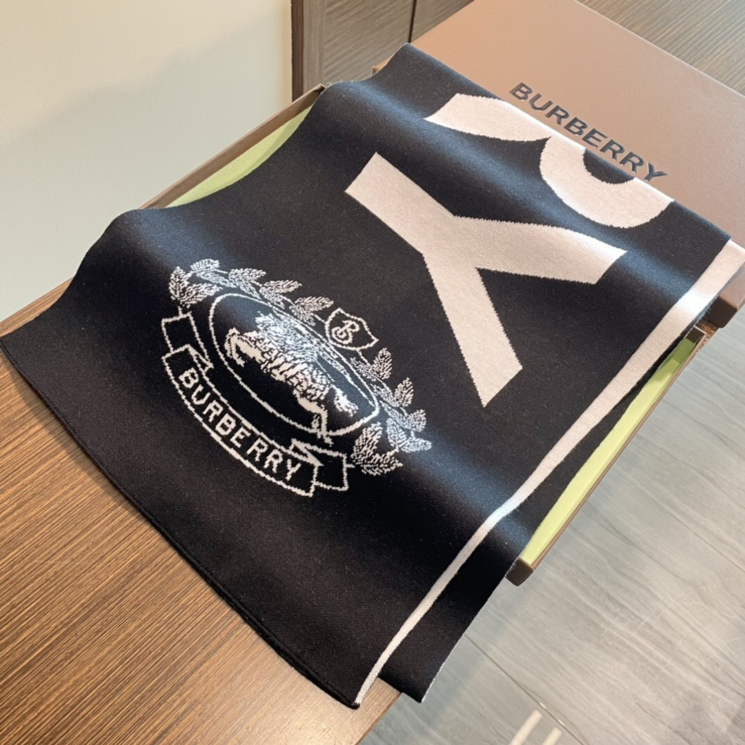 😍viP推荐👍巴宝莉2025 专柜最新款围巾【顶级羊绒围巾】。爆款哦 😘💍实物真心美 🎀针织围巾配以精美