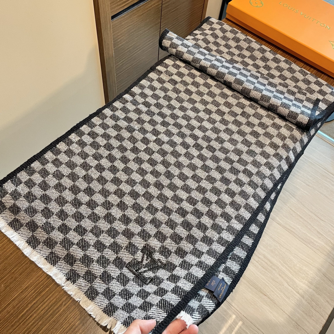 爆款上👍👍 LV独家牛货🐂 高端品质棋盘格编织工艺围巾‼️这种精品是市场上及其少见的，棋盘格元素针织毛线