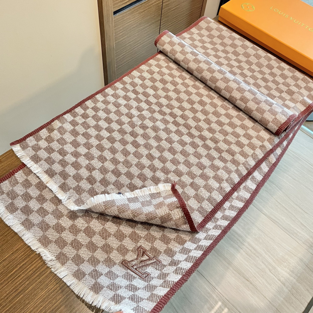 爆款上👍👍 LV独家牛货🐂 高端品质棋盘格编织工艺围巾‼️这种精品是市场上及其少见的，棋盘格元素针织毛线