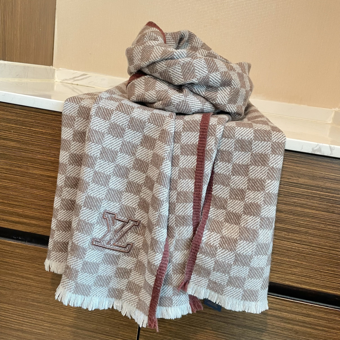 爆款上👍👍 LV独家牛货🐂 高端品质棋盘格编织工艺围巾‼️这种精品是市场上及其少见的，棋盘格元素针织毛线