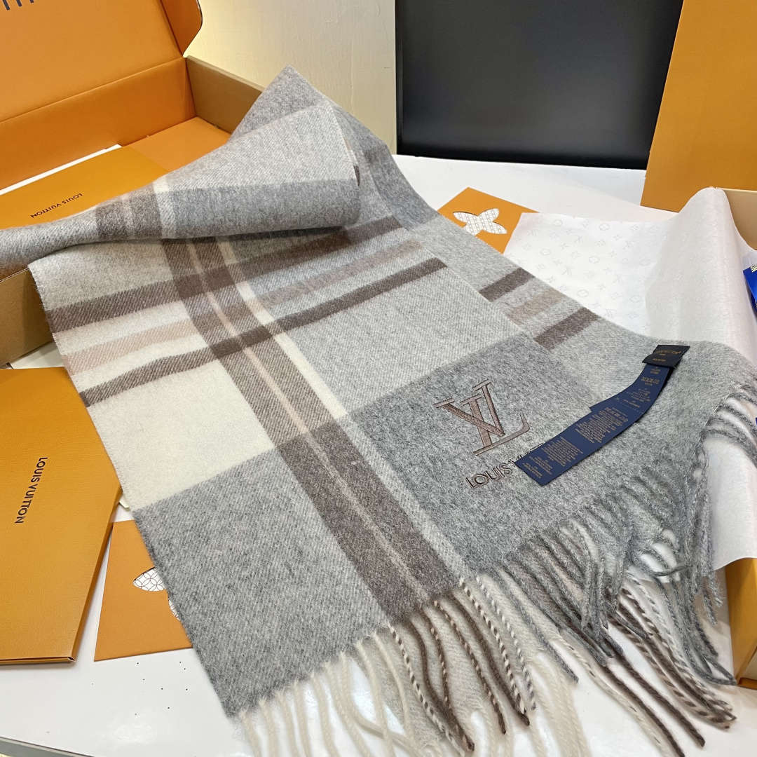 LV款式很有男性魅力，经典大方‼️面料采用的是客供纯羊绒，细腻柔软度都非常的好，非常漂亮。上身效果无敌好