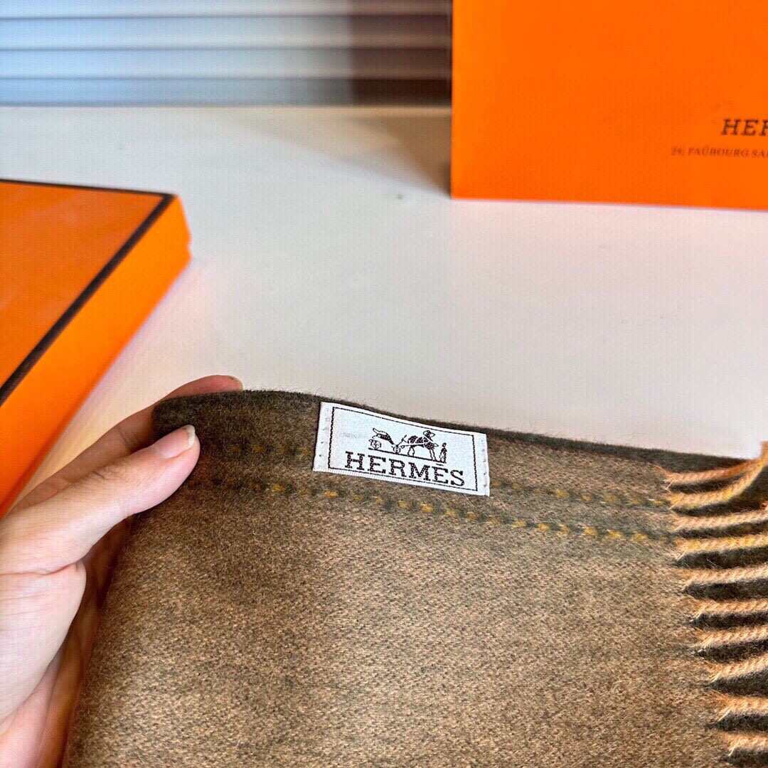 官网同款水波纹水羊绒 爱马仕❗👫同款围巾且买且珍惜羊绒款😍~都是出口订单所以比较难遇❤东西讲究少而精😍好