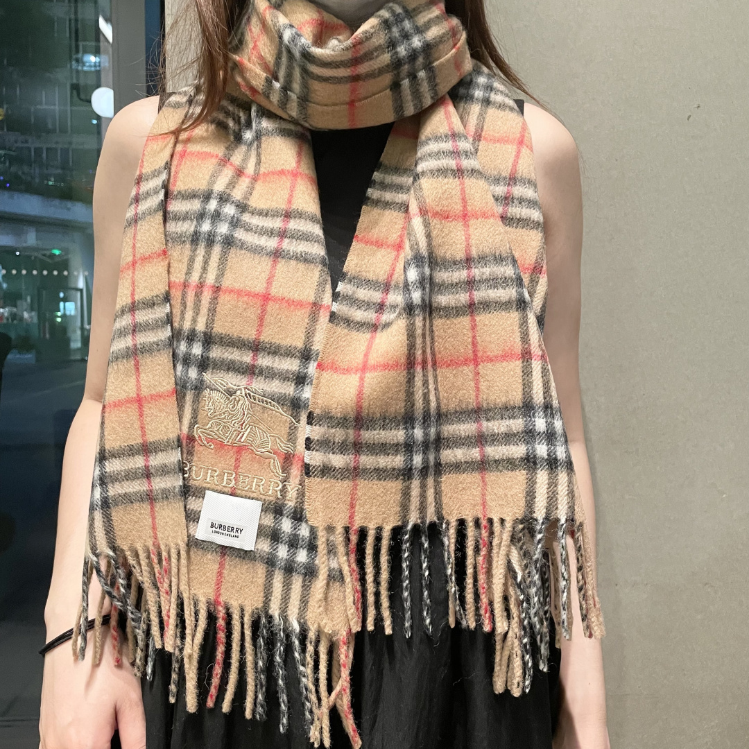 burberry出口英国的订单，指定国内一流最先进oem，羊绒混纺围巾一般工厂工艺达不到，因为做不好会扎