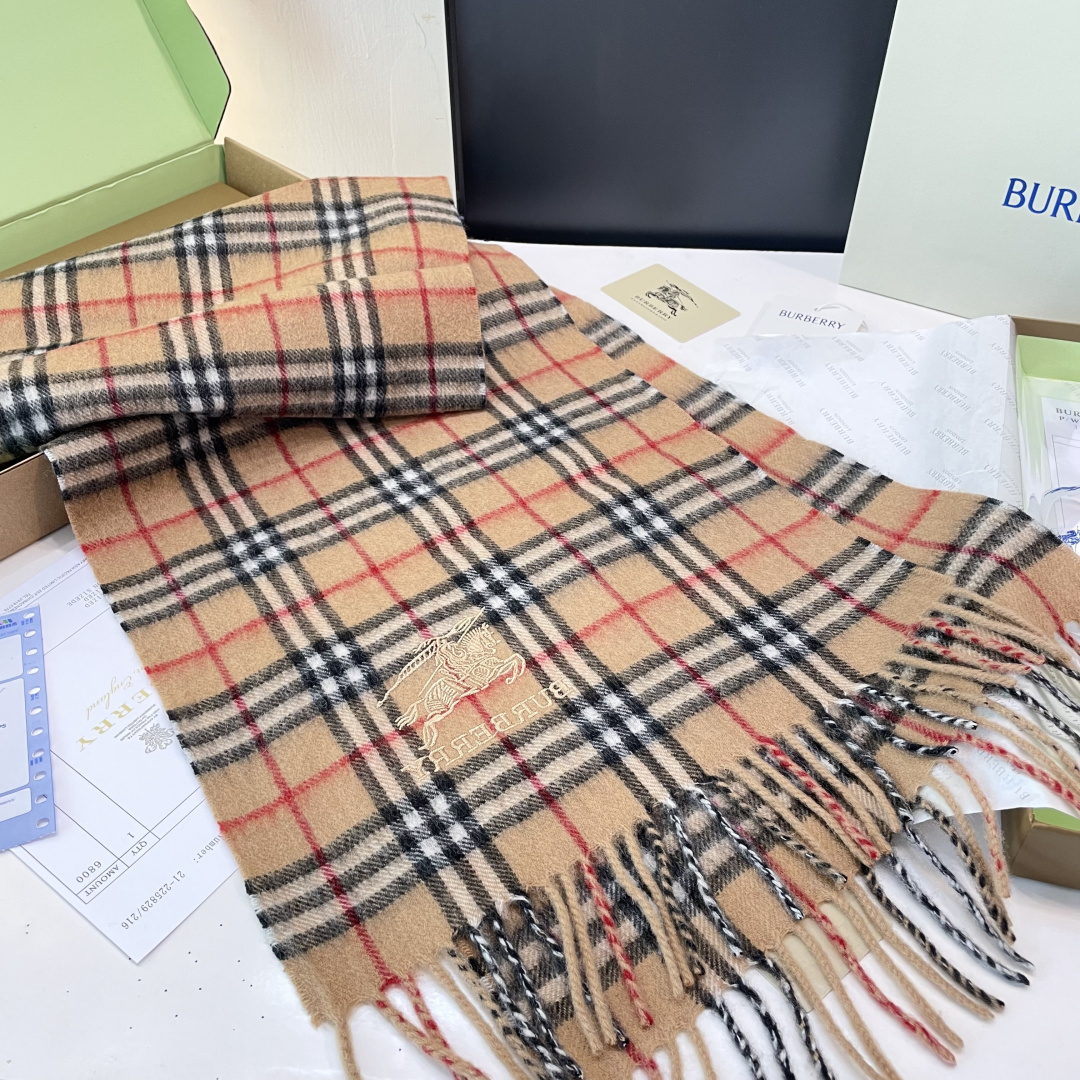 burberry出口英国的订单，指定国内一流最先进oem，羊绒混纺围巾一般工厂工艺达不到，因为做不好会扎