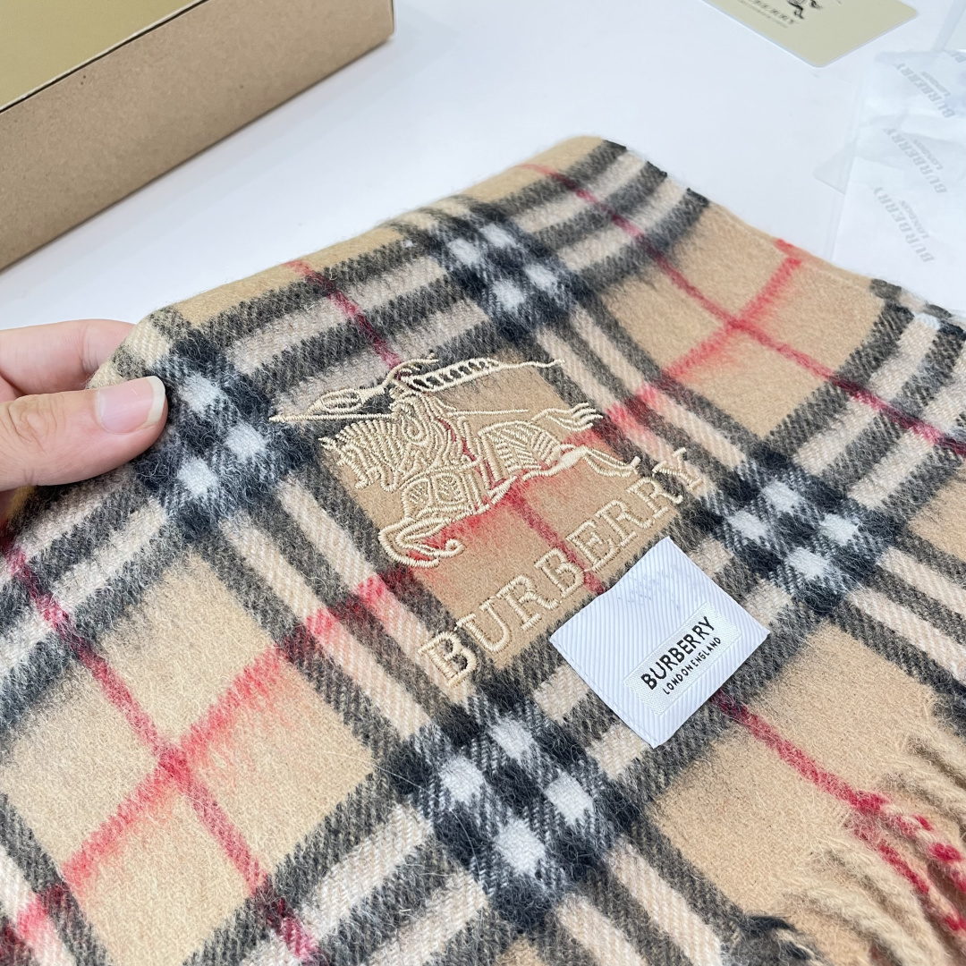 burberry出口英国的订单，指定国内一流最先进oem，羊绒混纺围巾一般工厂工艺达不到，因为做不好会扎