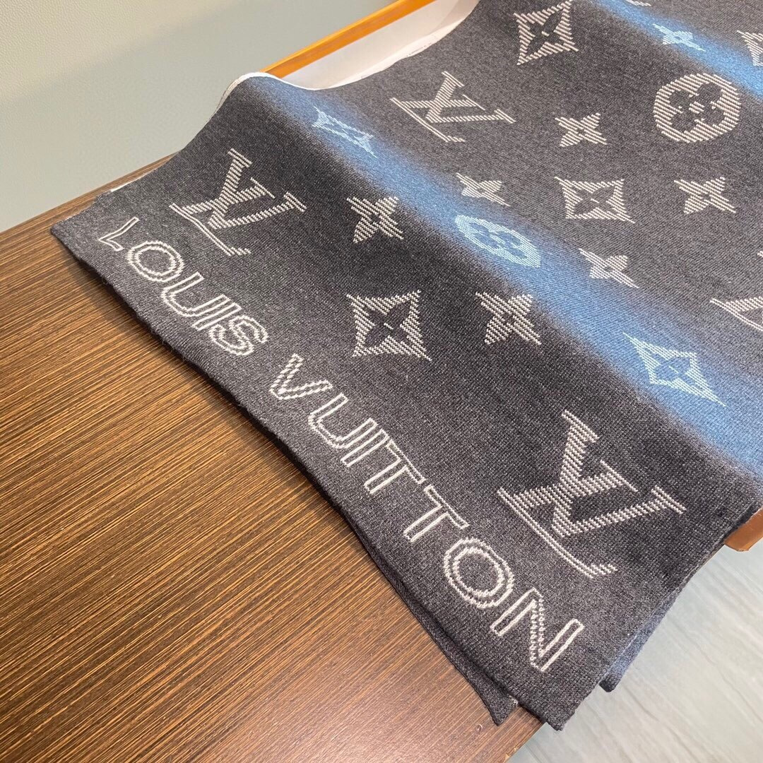 怒推走量新款🎊重磅推荐🎊LV官网最新款💥 针织羊绒材质。非常保暖👑 柔软亲肤，不扎脖😍经典素色围巾设计😘