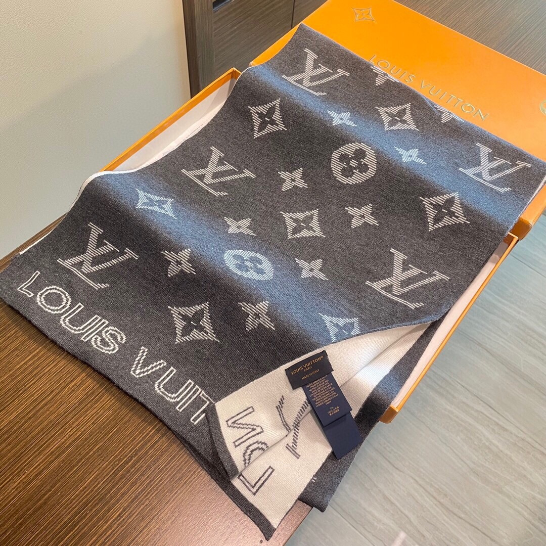 怒推走量新款🎊重磅推荐🎊LV官网最新款💥 针织羊绒材质。非常保暖👑 柔软亲肤，不扎脖😍经典素色围巾设计😘
