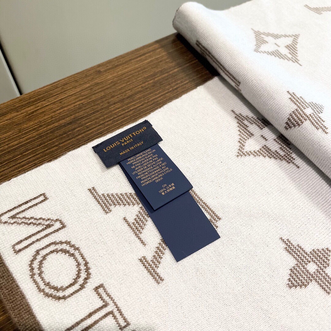 怒推走量新款🎊重磅推荐🎊LV官网最新款💥 针织羊绒材质。非常保暖👑 柔软亲肤，不扎脖😍经典素色围巾设计😘