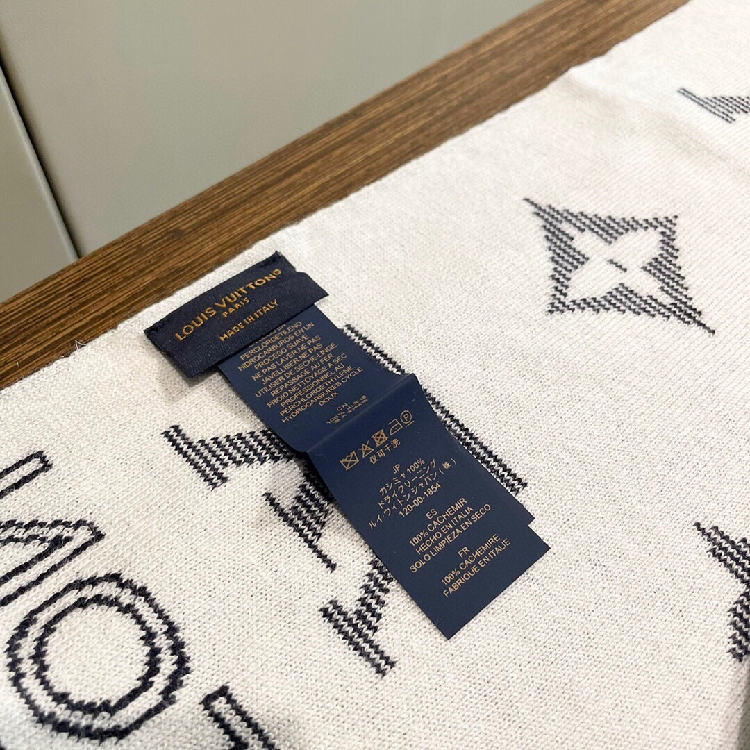 怒推走量新款🎊重磅推荐🎊LV官网最新款💥 针织羊绒材质。非常保暖👑 柔软亲肤，不扎脖😍经典素色围巾设计😘