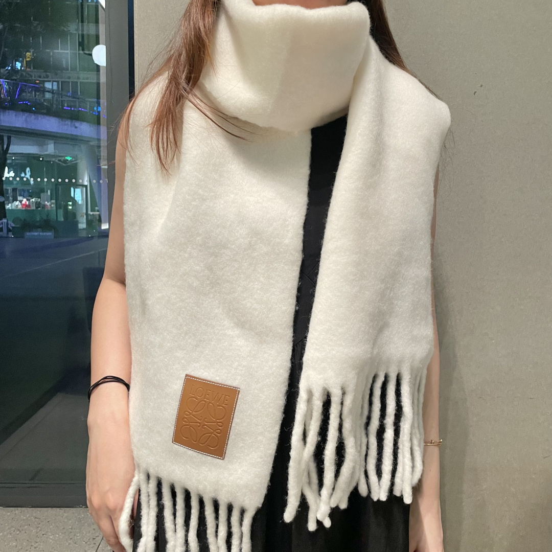 2025年罗意威超美新款马海毛围巾！超级推荐入手！】质感好货！主打的马海毛围巾~据说超难买哦！！打了好多