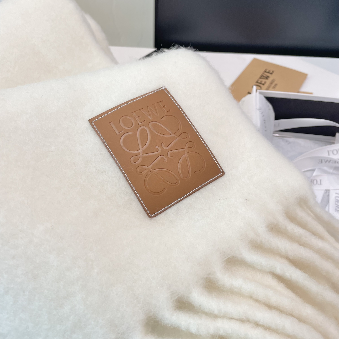 2025年罗意威超美新款马海毛围巾！超级推荐入手！】质感好货！主打的马海毛围巾~据说超难买哦！！打了好多