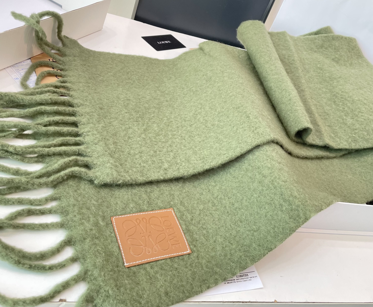 2025年罗意威超美新款马海毛围巾！超级推荐入手！】质感好货！主打的马海毛围巾~据说超难买哦！！打了好多