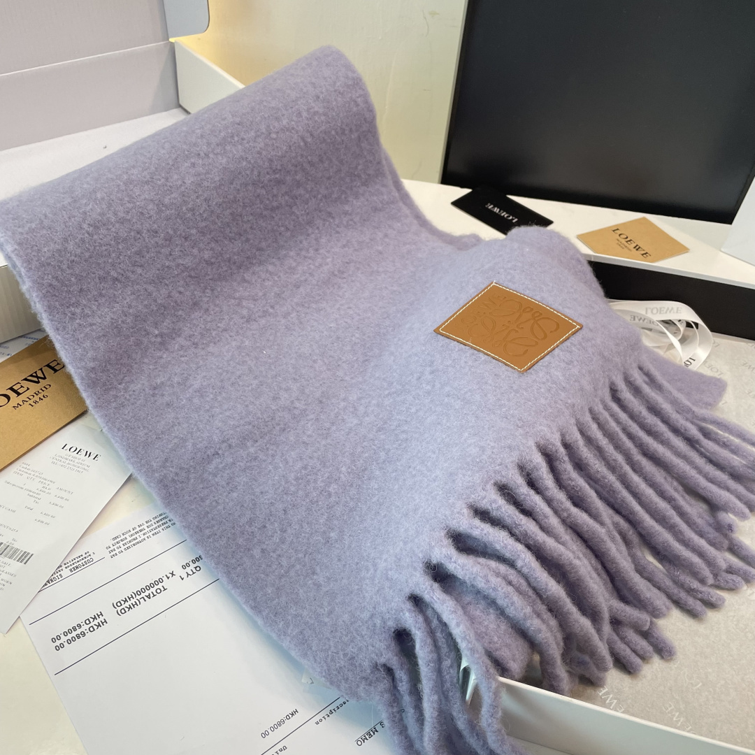 2025年罗意威超美新款马海毛围巾！超级推荐入手！】质感好货！主打的马海毛围巾~据说超难买哦！！打了好多