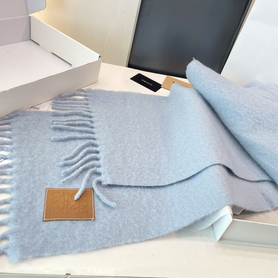 2025年罗意威超美新款马海毛围巾！超级推荐入手！】质感好货！主打的马海毛围巾~据说超难买哦！！打了好多