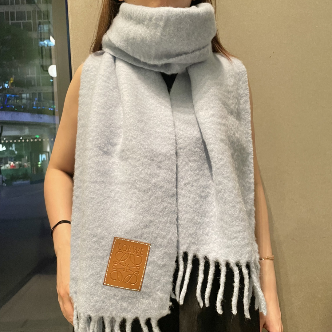 2025年罗意威超美新款马海毛围巾！超级推荐入手！】质感好货！主打的马海毛围巾~据说超难买哦！！打了好多