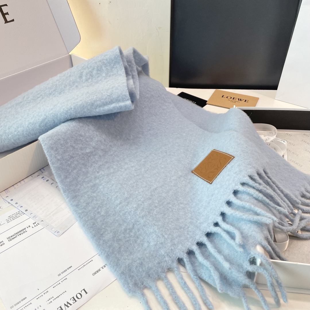 2025年罗意威超美新款马海毛围巾！超级推荐入手！】质感好货！主打的马海毛围巾~据说超难买哦！！打了好多