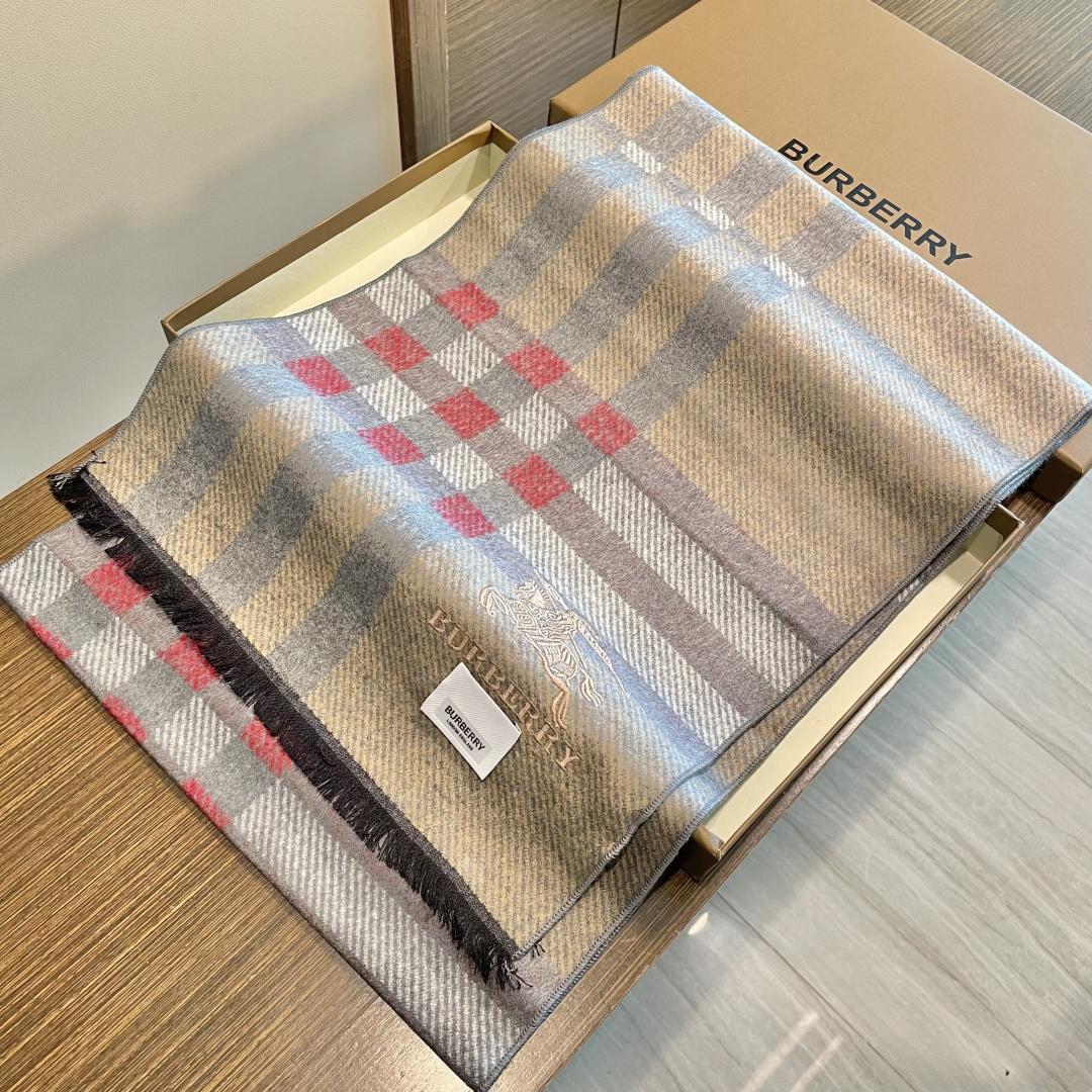 巴宝莉男仕围巾新款到货！海外原单，专柜原版，👏🎀️精美 今年超流行的款✨颜色随便百搭精神现👍💓🎀时尚级惊