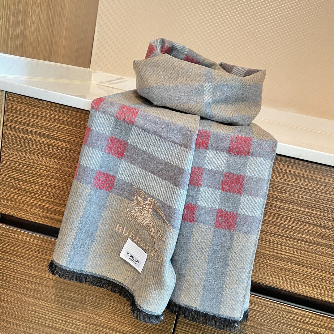 巴宝莉男仕围巾新款到货！海外原单，专柜原版，👏🎀️精美 今年超流行的款✨颜色随便百搭精神现👍💓🎀时尚级惊