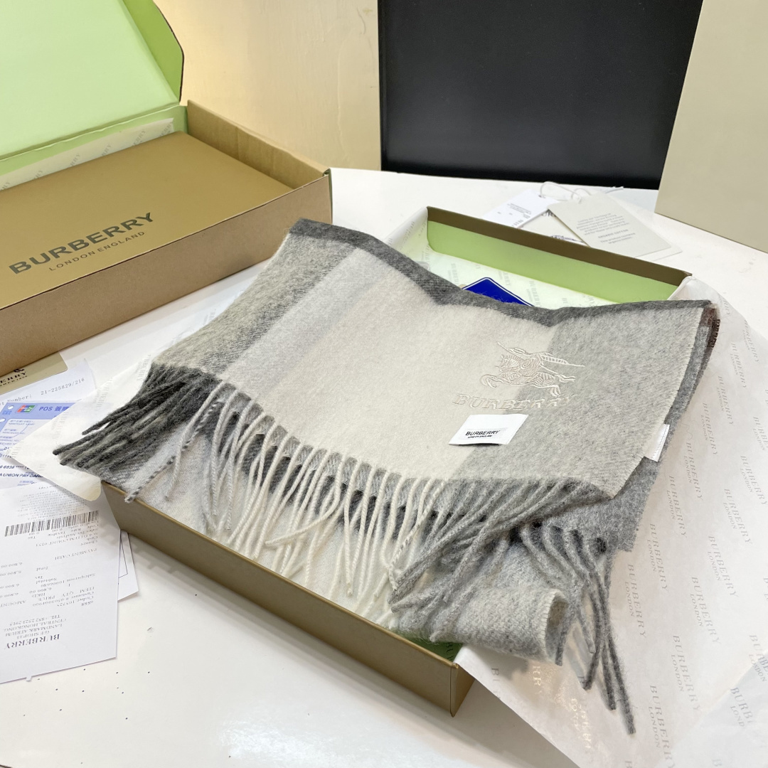 巴宝利国际品牌时尚男女士围巾上市。。✨霸气休闲为一体[鼓掌][鼓掌]顶级羊绒+精细刺绣 32*180标准