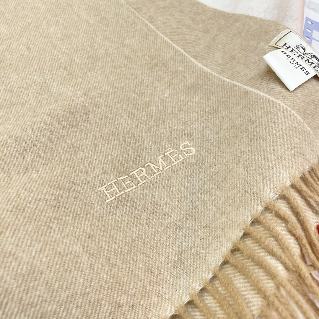 爱马仕❗👫同款围巾且买且珍惜羊绒款😍~都是出口订单所以比较难遇❤东西讲究少而精😍好看的一定要收😎这款H家