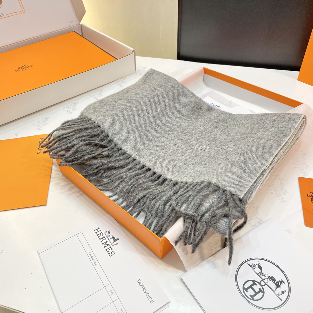 爱马仕❗👫同款围巾且买且珍惜羊绒款😍~都是出口订单所以比较难遇❤东西讲究少而精😍好看的一定要收😎这款H家