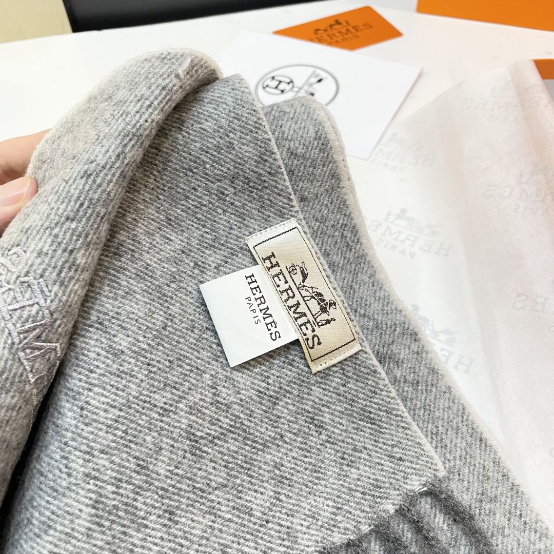 爱马仕❗👫同款围巾且买且珍惜羊绒款😍~都是出口订单所以比较难遇❤东西讲究少而精😍好看的一定要收😎这款H家