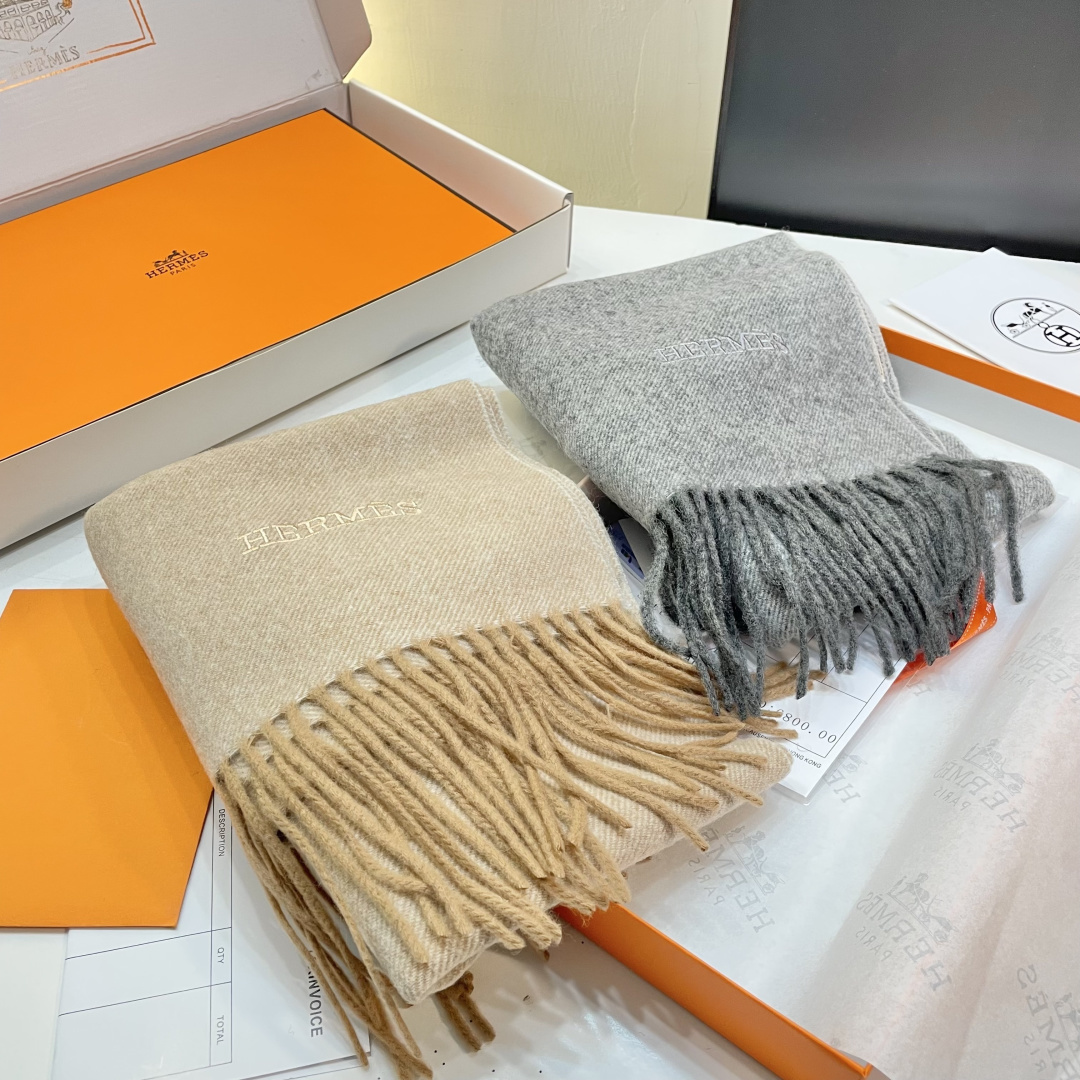 爱马仕❗👫同款围巾且买且珍惜羊绒款😍~都是出口订单所以比较难遇❤东西讲究少而精😍好看的一定要收😎这款H家