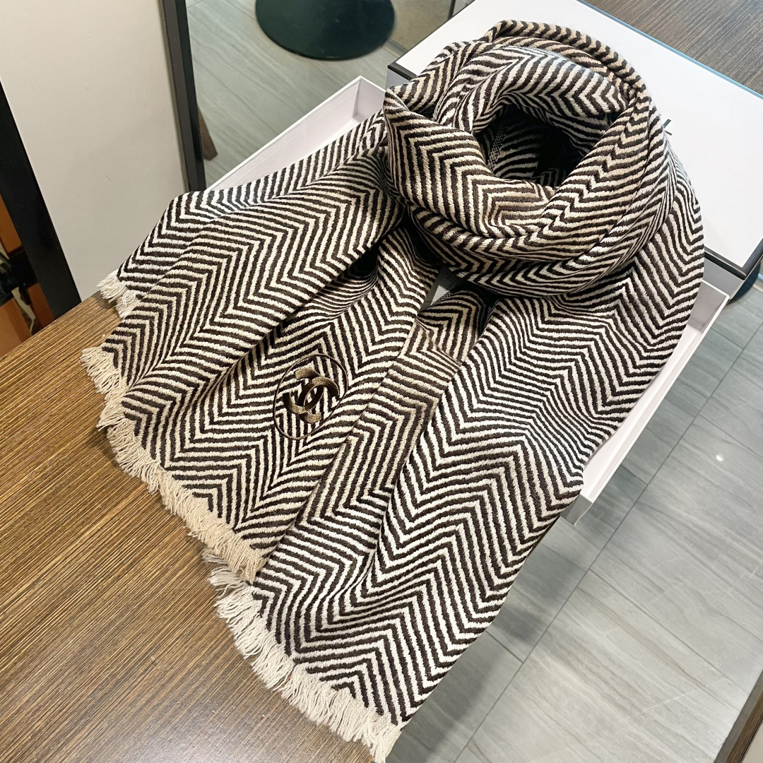 viP推荐👍香奈儿 2025 专柜最新款‼️。爆款哦 😘💍实物真心美 🎀人字纹小香💓💃🏻无论设计都是非常