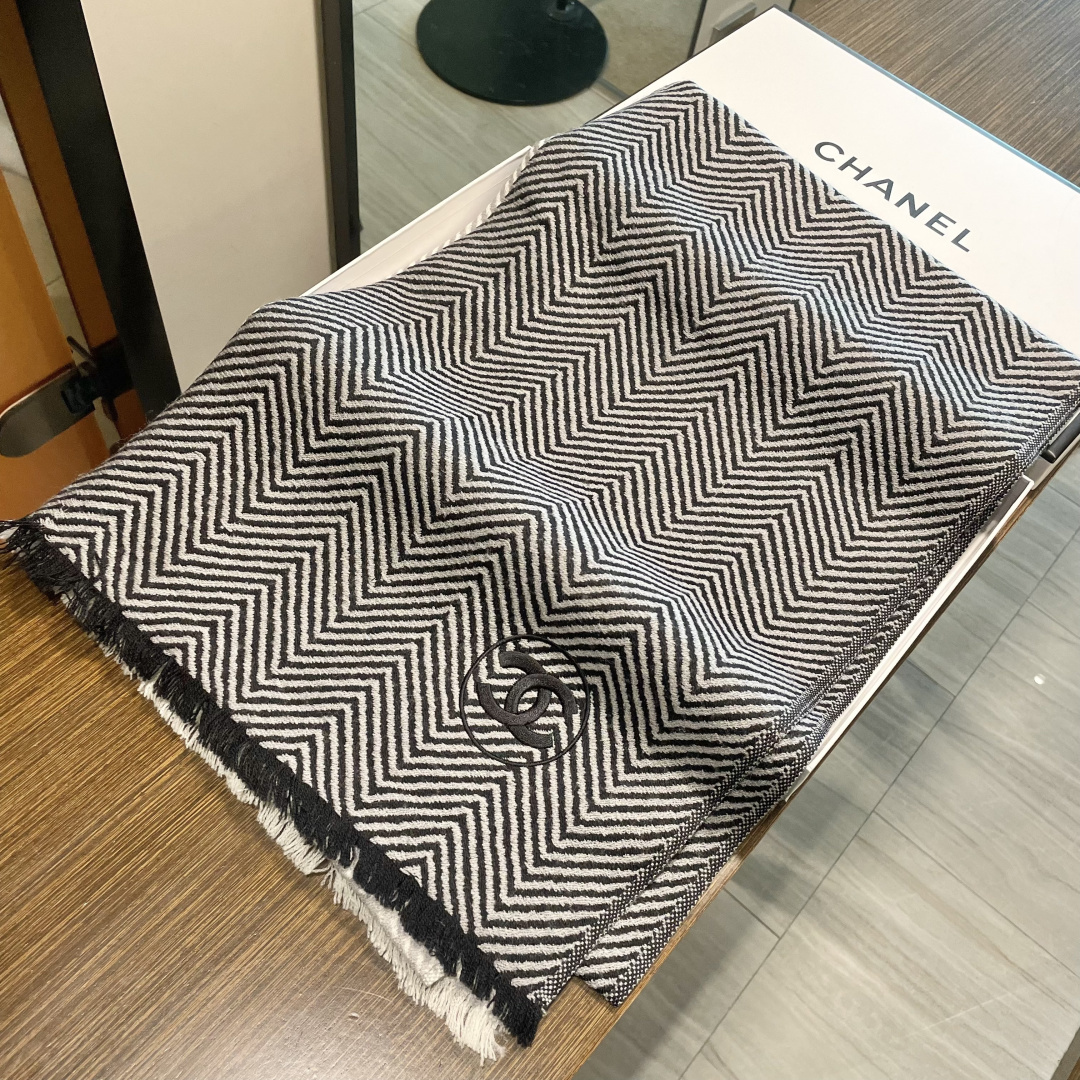 viP推荐👍香奈儿 2025 专柜最新款‼️。爆款哦 😘💍实物真心美 🎀人字纹小香💓💃🏻无论设计都是非常