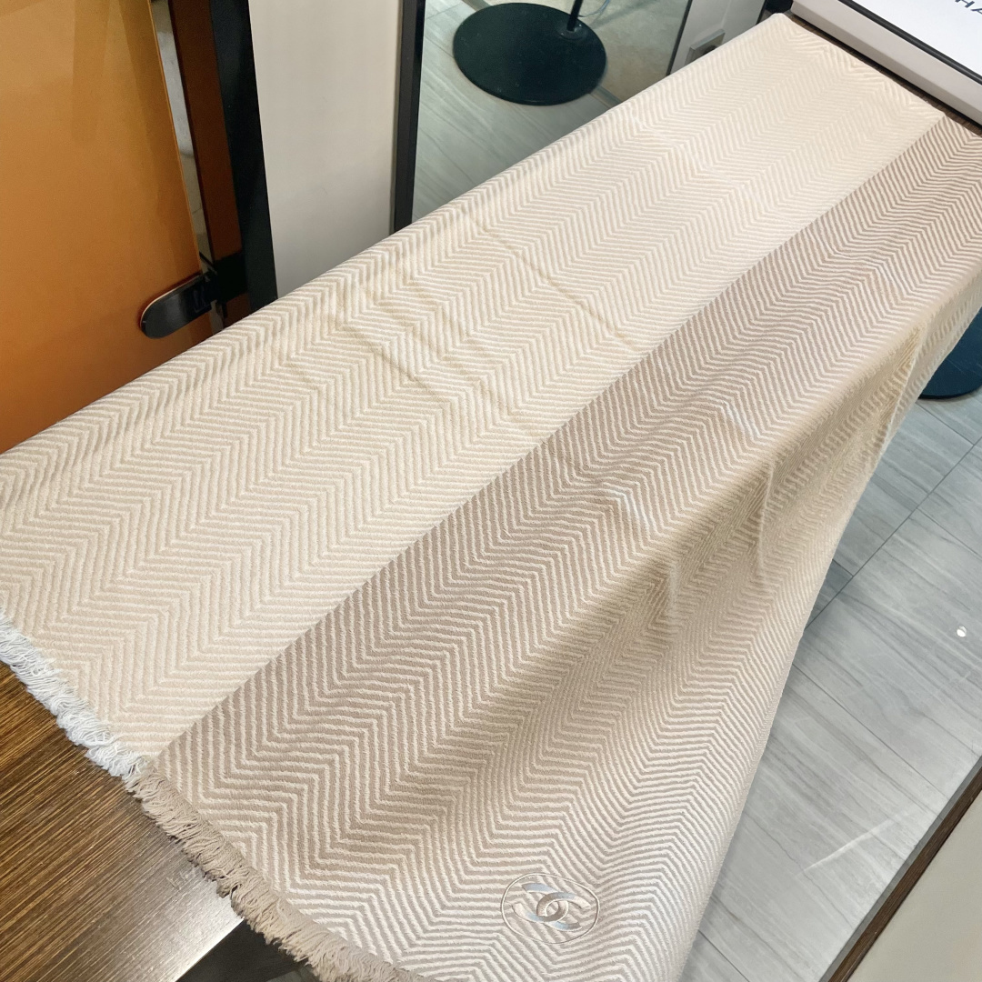 viP推荐👍香奈儿 2025 专柜最新款‼️。爆款哦 😘💍实物真心美 🎀人字纹小香💓💃🏻无论设计都是非常