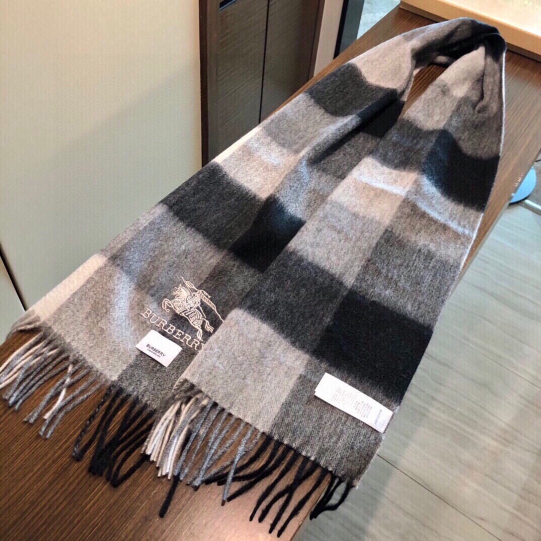 怒推走量新款🎊重磅推荐🎊巴宝莉官网最新款💥 100%顶级山羊绒材质。非常保暖👑 柔软亲肤，不扎脖😍经典巴