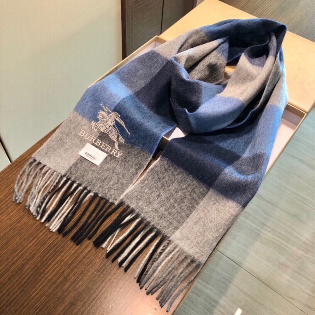 怒推走量新款🎊重磅推荐🎊巴宝莉官网最新款💥 100%顶级山羊绒材质。非常保暖👑 柔软亲肤，不扎脖😍经典巴