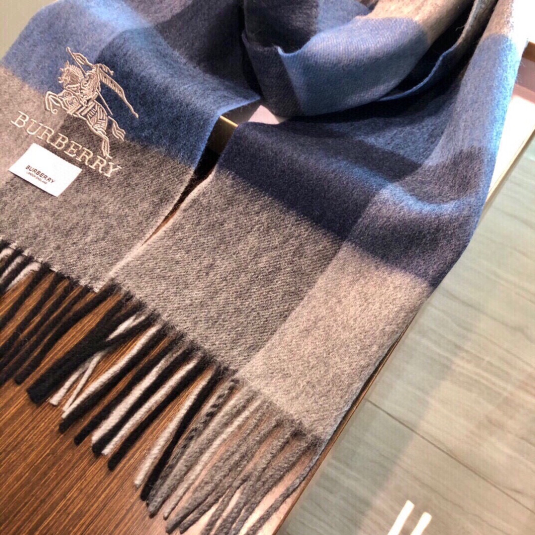 怒推走量新款🎊重磅推荐🎊巴宝莉官网最新款💥 100%顶级山羊绒材质。非常保暖👑 柔软亲肤，不扎脖😍经典巴