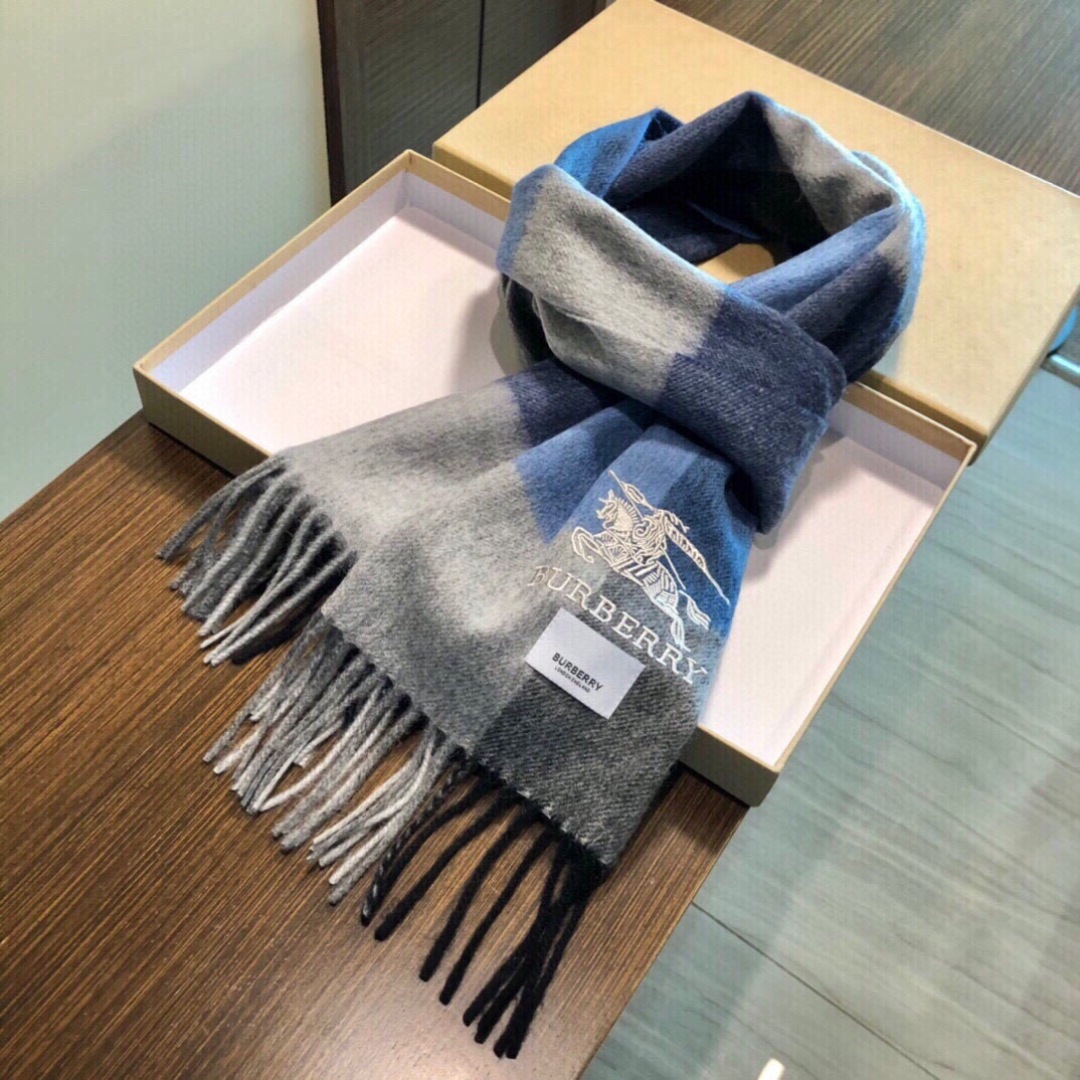 怒推走量新款🎊重磅推荐🎊巴宝莉官网最新款💥 100%顶级山羊绒材质。非常保暖👑 柔软亲肤，不扎脖😍经典巴