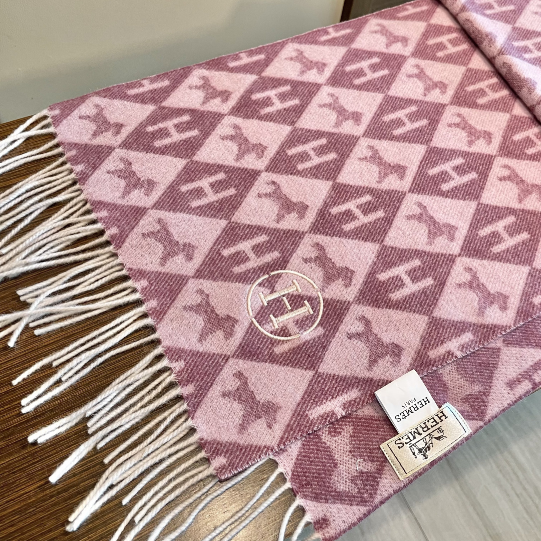 上新2025爱马仕双面男女款围巾且买且珍惜😍~都是出口订单所以比较难遇❤️东西讲究少而精😍好看的一定要收