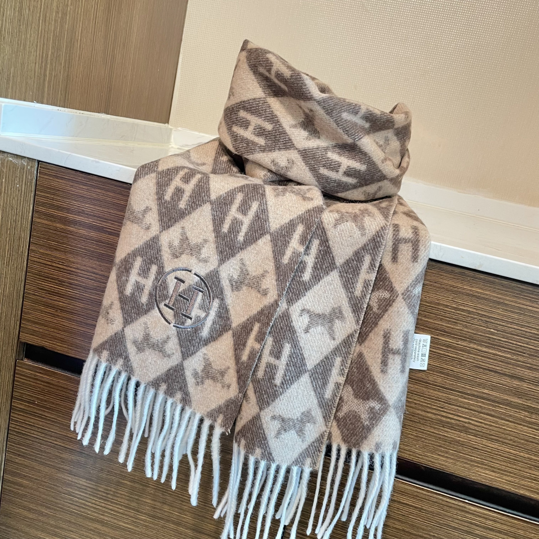 上新2025爱马仕双面男女款围巾且买且珍惜😍~都是出口订单所以比较难遇❤️东西讲究少而精😍好看的一定要收