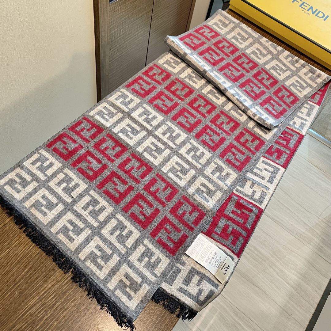 芬迪FF男女款围巾新款到货！海外原单，专柜原版，👏🎀️精美 今年超流行的款✨颜色随便百搭精神现👍💓🎀时尚