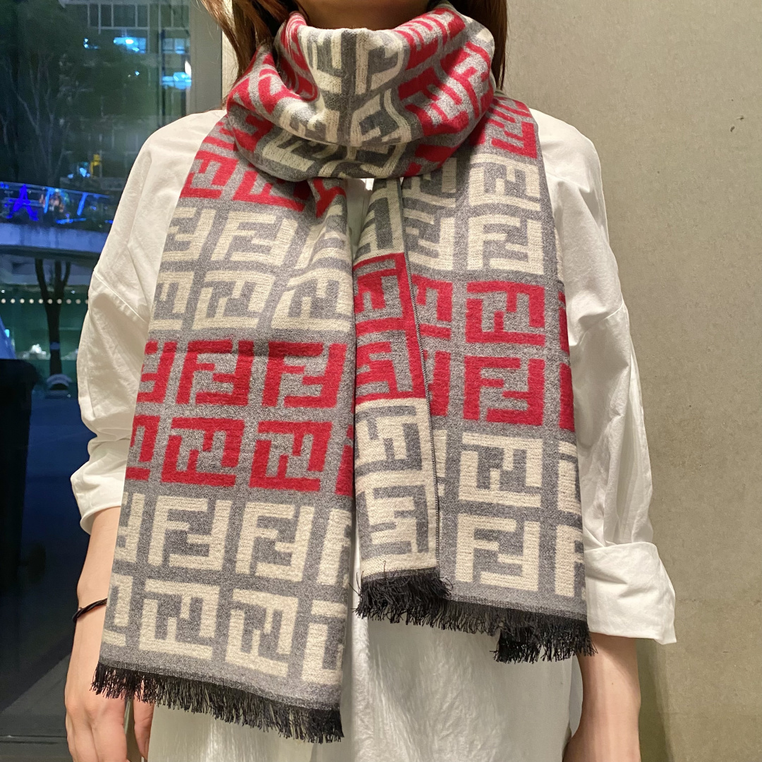 芬迪FF男女款围巾新款到货！海外原单，专柜原版，👏🎀️精美 今年超流行的款✨颜色随便百搭精神现👍💓🎀时尚