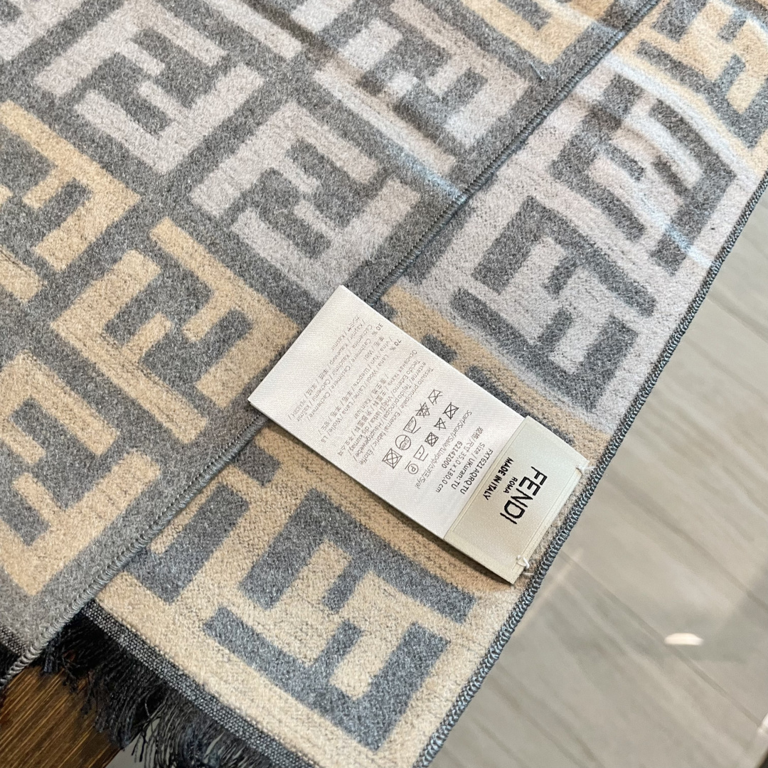 芬迪FF男女款围巾新款到货！海外原单，专柜原版，👏🎀️精美 今年超流行的款✨颜色随便百搭精神现👍💓🎀时尚