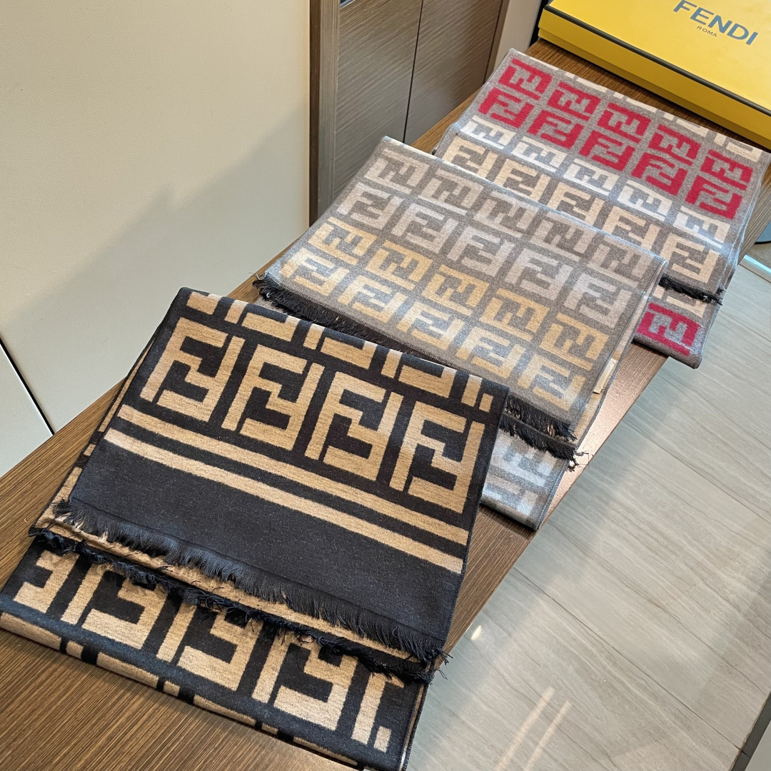 芬迪FF男女款围巾新款到货！海外原单，专柜原版，👏🎀️精美 今年超流行的款✨颜色随便百搭精神现👍💓🎀时尚
