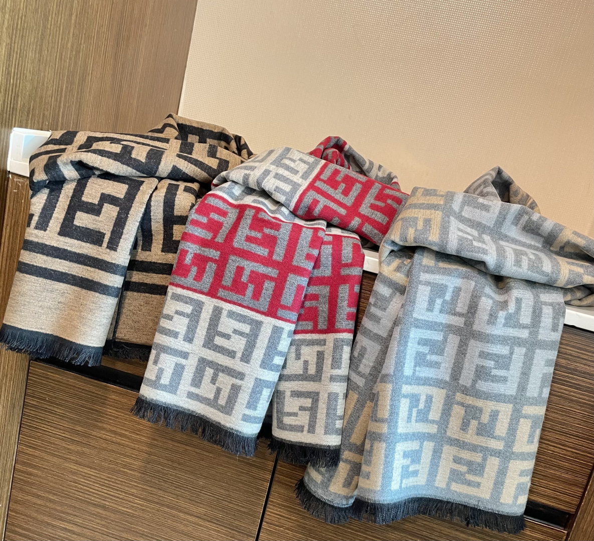 芬迪FF男女款围巾新款到货！海外原单，专柜原版，👏🎀️精美 今年超流行的款✨颜色随便百搭精神现👍💓🎀时尚