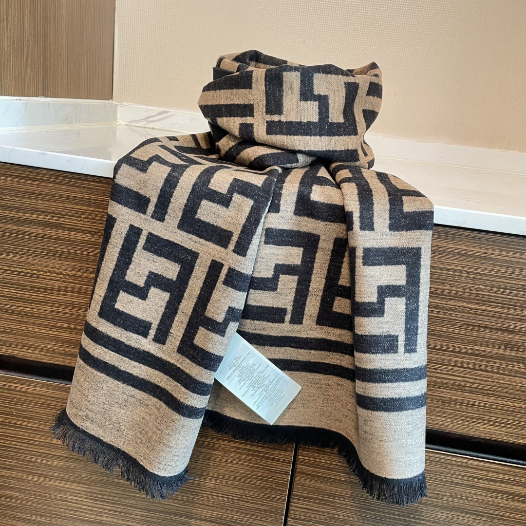 芬迪FF男女款围巾新款到货！海外原单，专柜原版，👏🎀️精美 今年超流行的款✨颜色随便百搭精神现👍💓🎀时尚