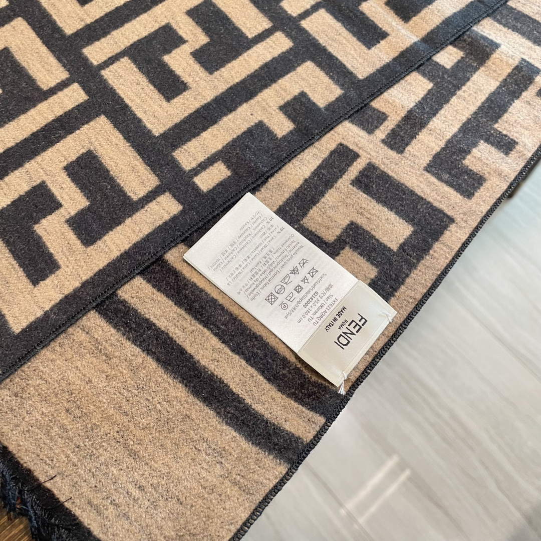 芬迪FF男女款围巾新款到货！海外原单，专柜原版，👏🎀️精美 今年超流行的款✨颜色随便百搭精神现👍💓🎀时尚