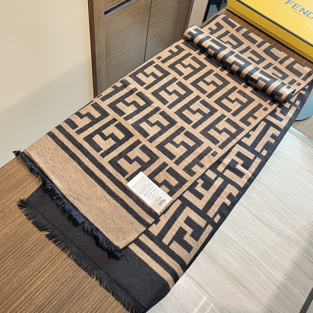 芬迪FF男女款围巾新款到货！海外原单，专柜原版，👏🎀️精美 今年超流行的款✨颜色随便百搭精神现👍💓🎀时尚