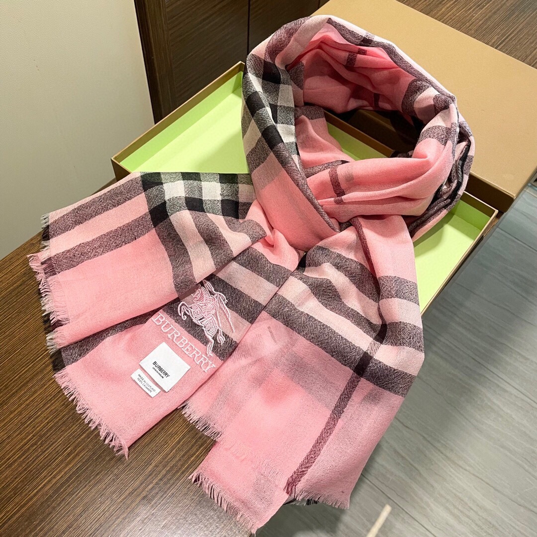 专柜新款 永远的时髦‼️Burberry经典格薄款丝绒围巾~难得的经典格，这样的格子真的每年看都觉得好看