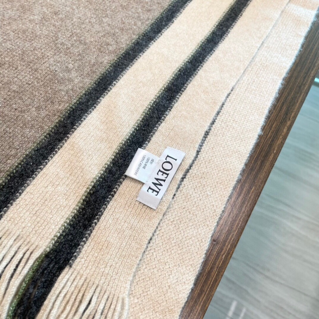 👑👑罗意威新款羊绒针织长巾‼️美翻了[流泪]御用殿堂级极品‼️新款在售 美丽至极 真的 上身极为衬肤色 