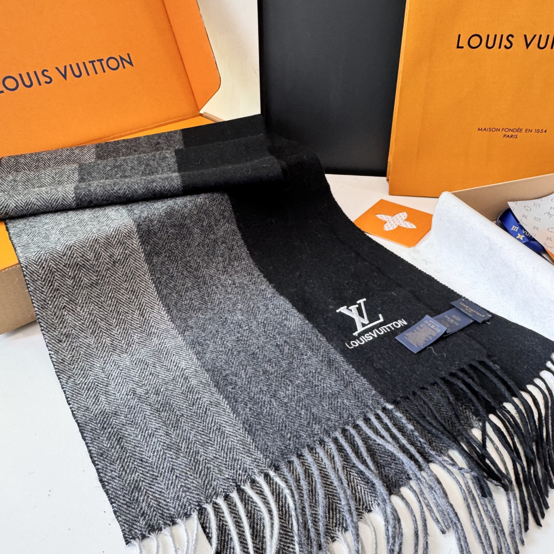 LV款式很有男性魅力，经典大方‼️面料采用的是客供纯羊绒，细腻柔软度都非常的好，非常漂亮。上身效果无敌好