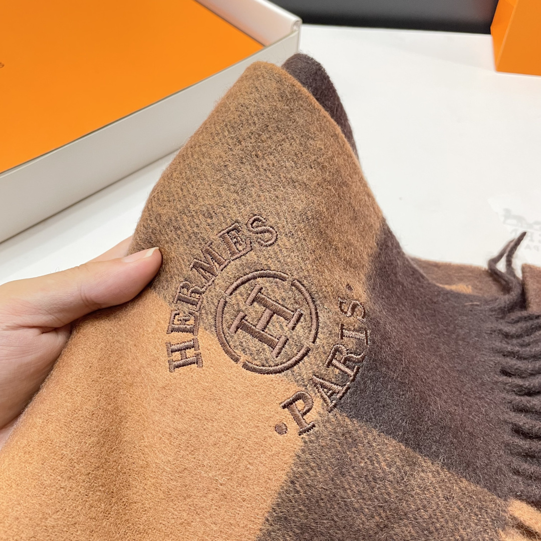 爆款推荐⚠️爱马仕好看到尖叫‼️顶级山羊绒款☀☁️‼️💯非常赞的情侣款围巾💟💟💟此款是专柜限量款👍💋顶级