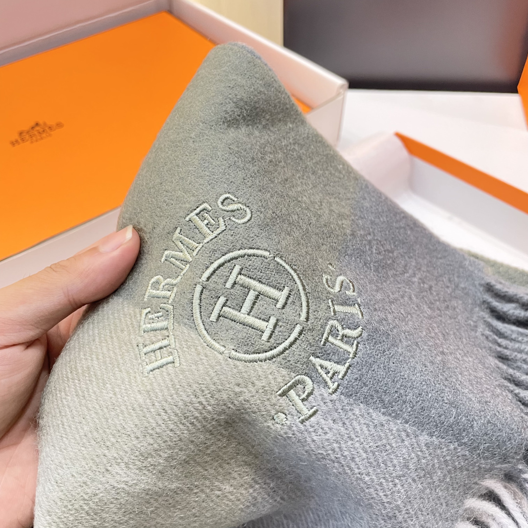 爆款推荐⚠️爱马仕好看到尖叫‼️顶级山羊绒款☀☁️‼️💯非常赞的情侣款围巾💟💟💟此款是专柜限量款👍💋顶级